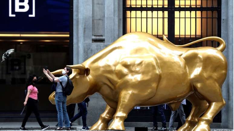 Touro dourado está em frente à Bolsa de Valores de São Paulo, a B3