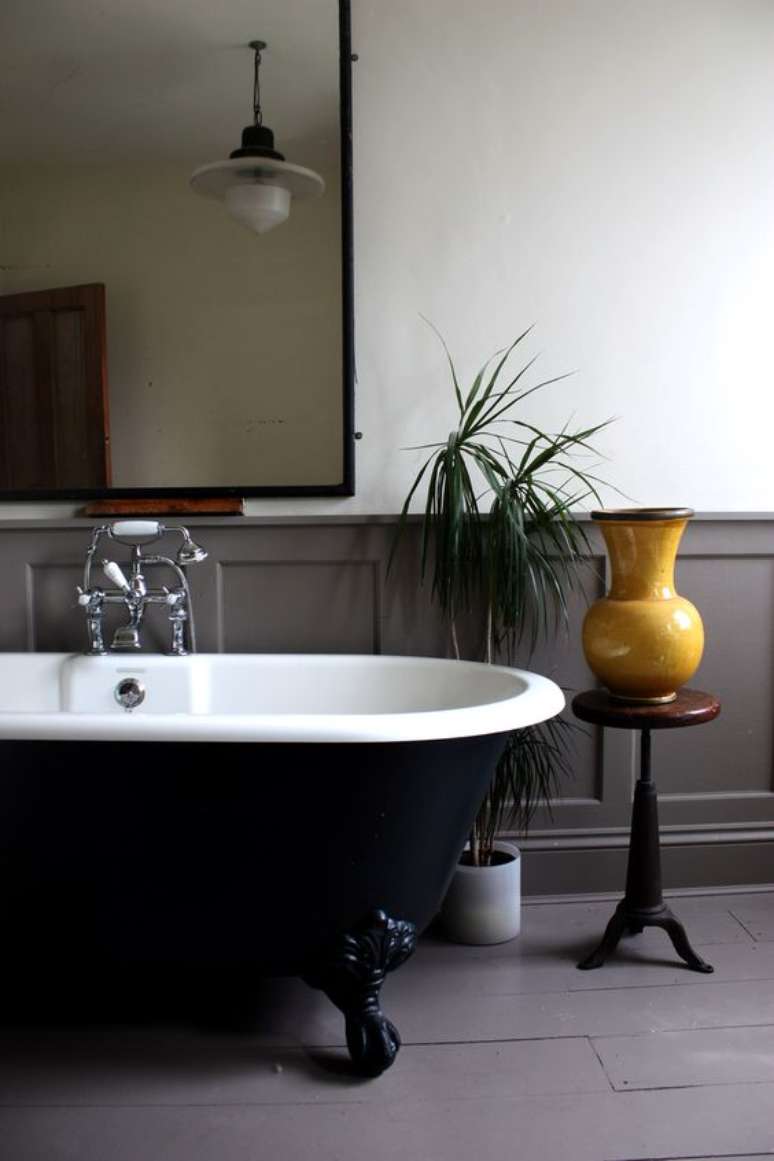 11. Banheira vitoriana preta no banheiro cinza moderno – Foto Studio Mcgee