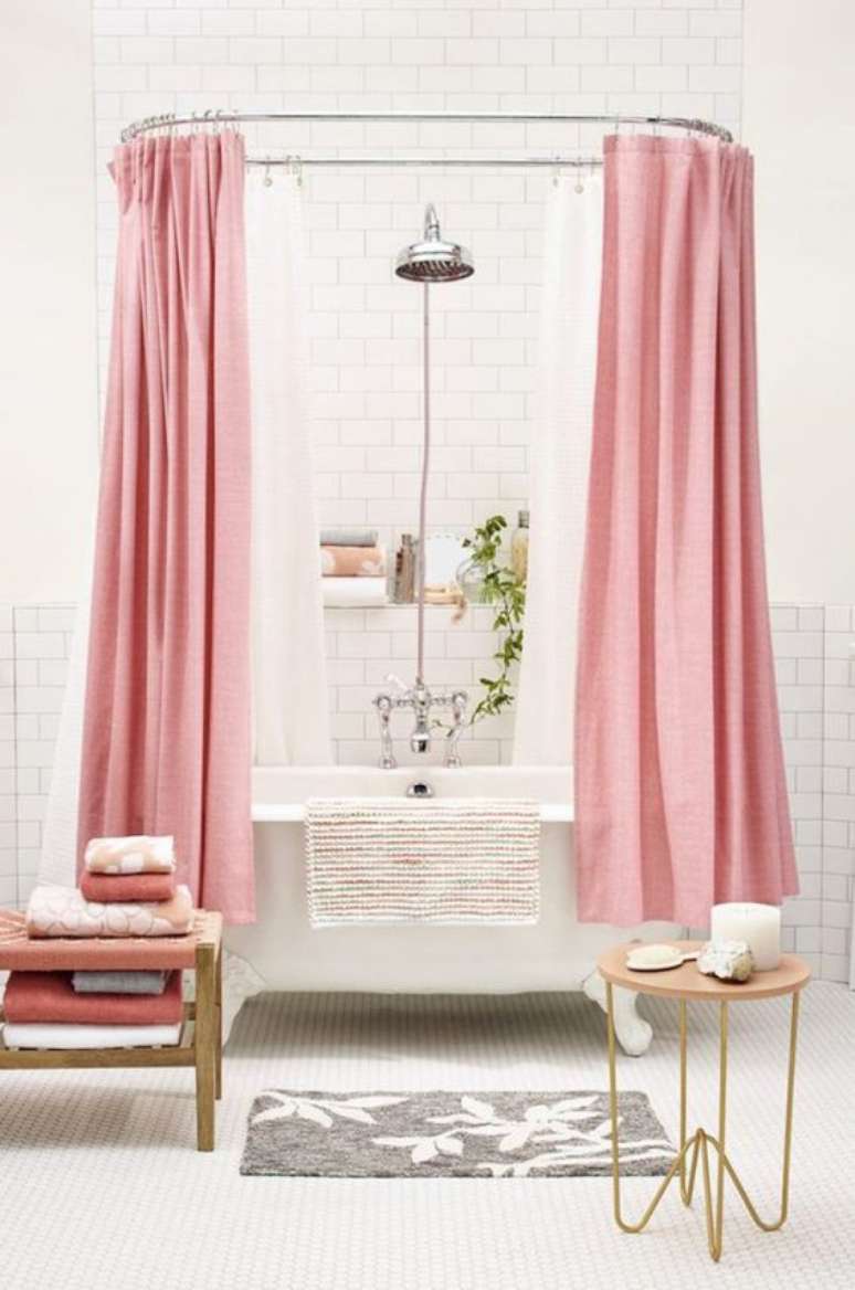 15. Banheiro branco com banheira vitoriana e cortina rosa – Foto Casa Abril