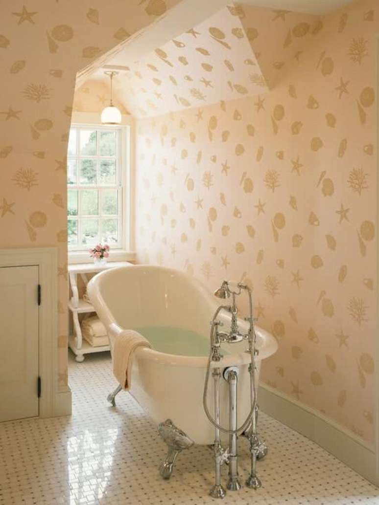 16. Banheiro com banheira vitoriana branca com papel de parede infantil – Foto Deavita