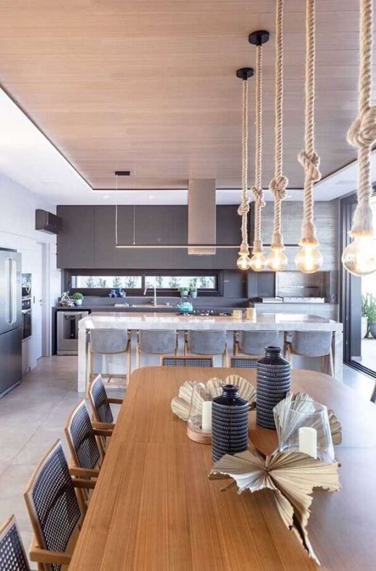 46. Luminária pendente de corda para decoração de cozinha com ilha conjugada com sala de jantar moderna – Foto: Apartment Therapy