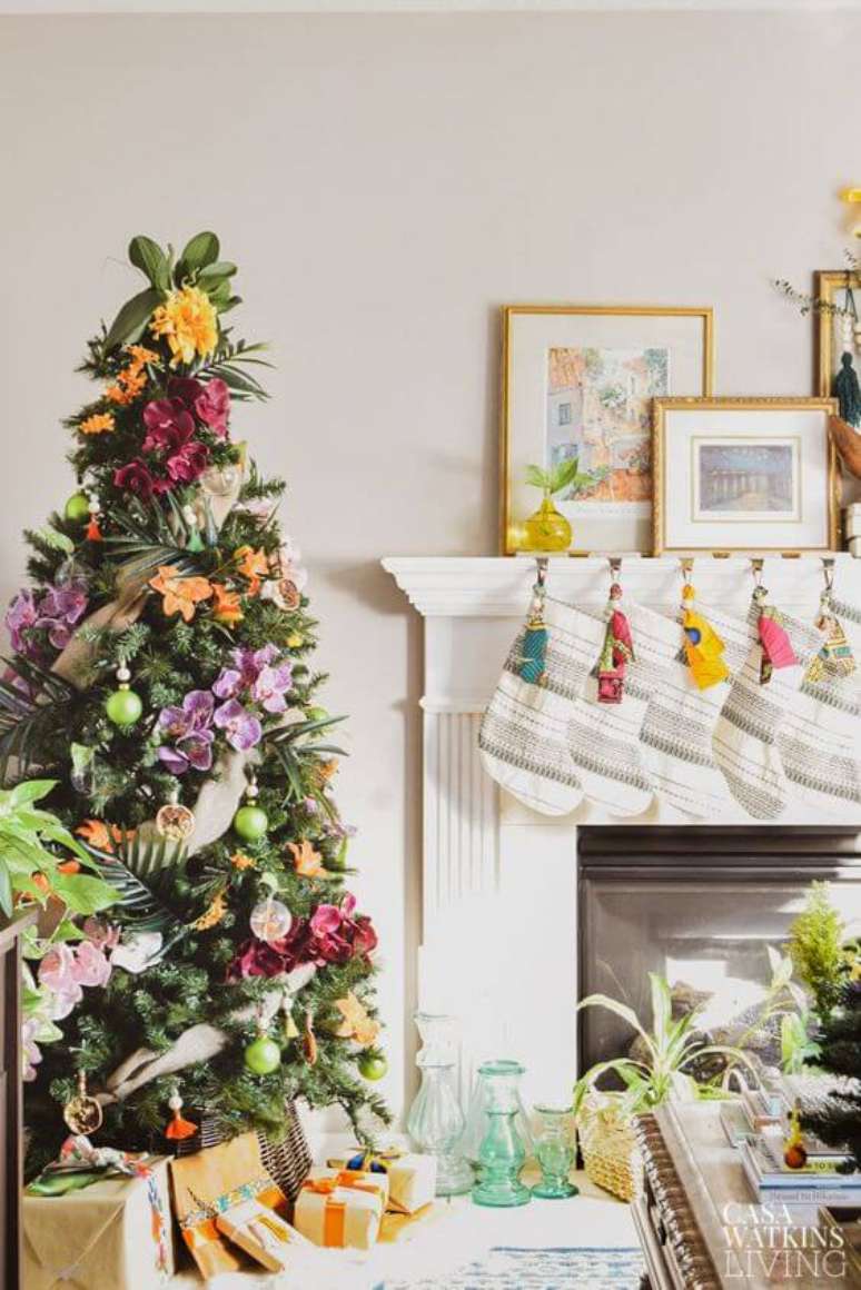 47. Flores para &aacute;rvore de natal cl&aacute;ssica na decora&ccedil;&atilde;o natalina &ndash; Foto Casa Watkins Living