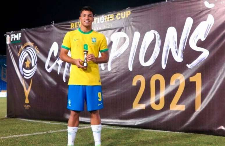 Marcos Leonardo recebeu o troféu de artilheiro da Revelations Cup (Bruno Pacheco / CBF)