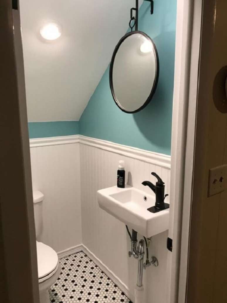 15. A torneira preta se contrasta com a cuba branca do banheiro embaixo da escada. Fonte: The Bath Outlet