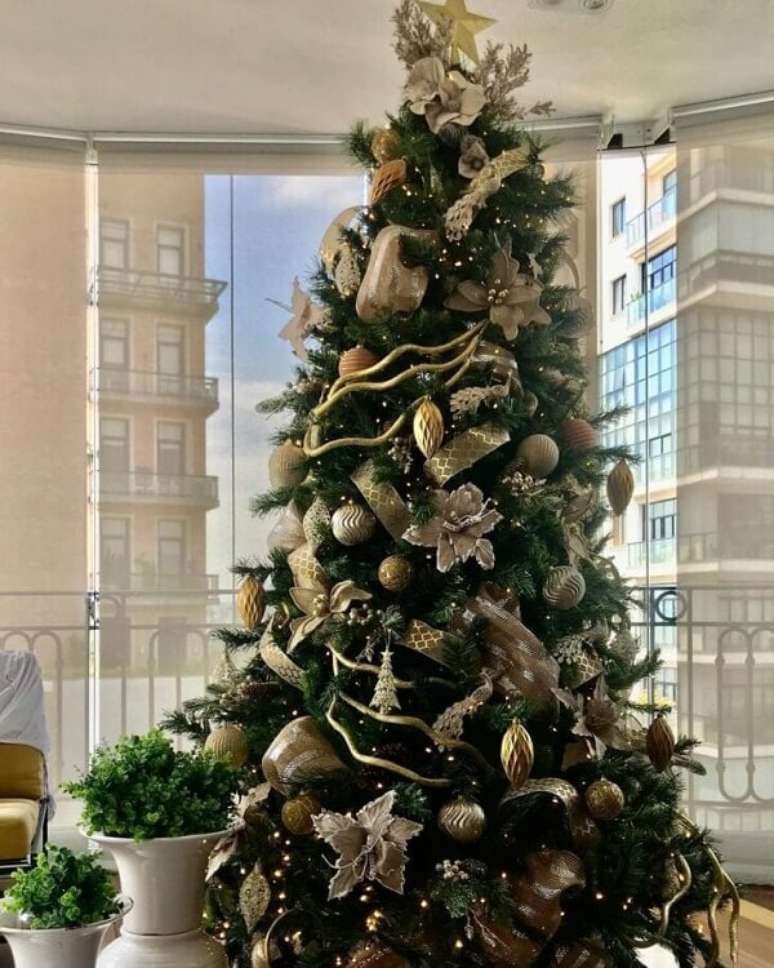 33. Casa decorada com flores para &aacute;rvore de natal &ndash; Foto Sabrina Guimaraes