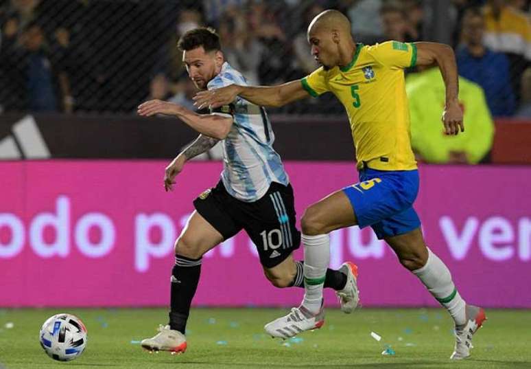 Fabinho marcando Messi (Foto: Juan Mabromata / AFP)