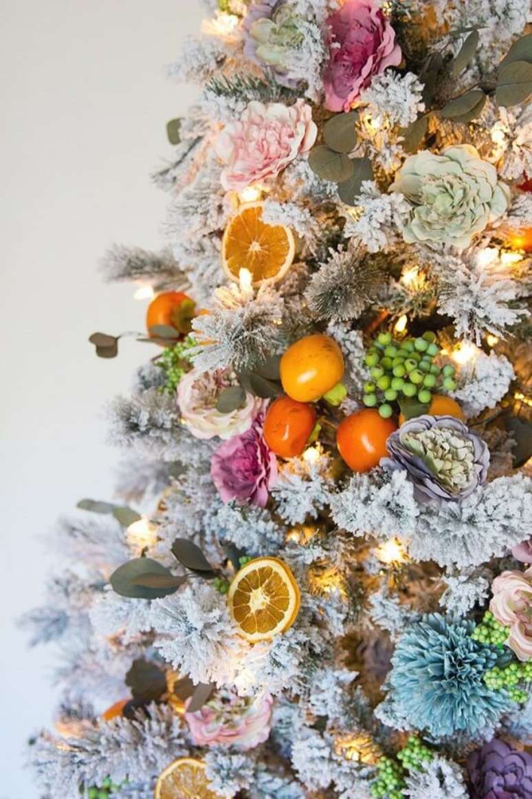 8. &Aacute;rvore de natal decorada com flores e frutas artificiais &ndash; Foto Sisoo