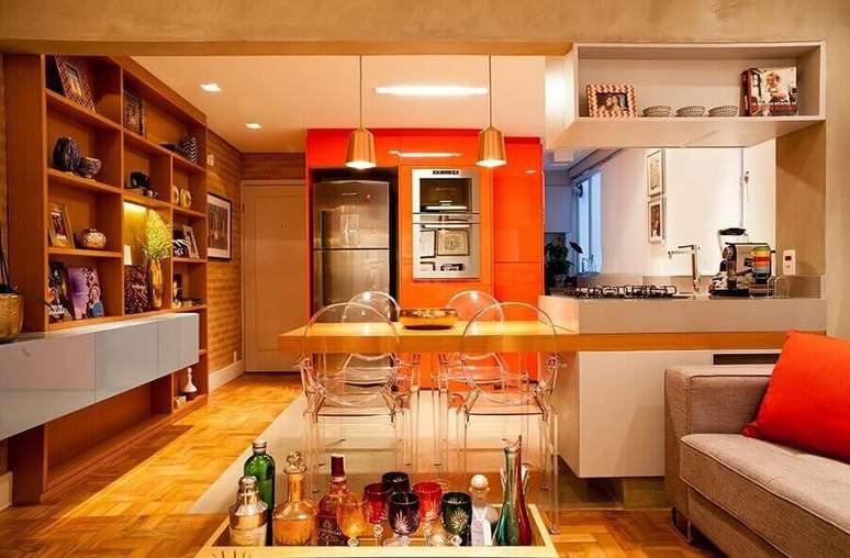 36. Decoração moderna com cadeiras transparentes para cozinha americana conjugada com sala – Foto: Studio Scatena Arquitetura