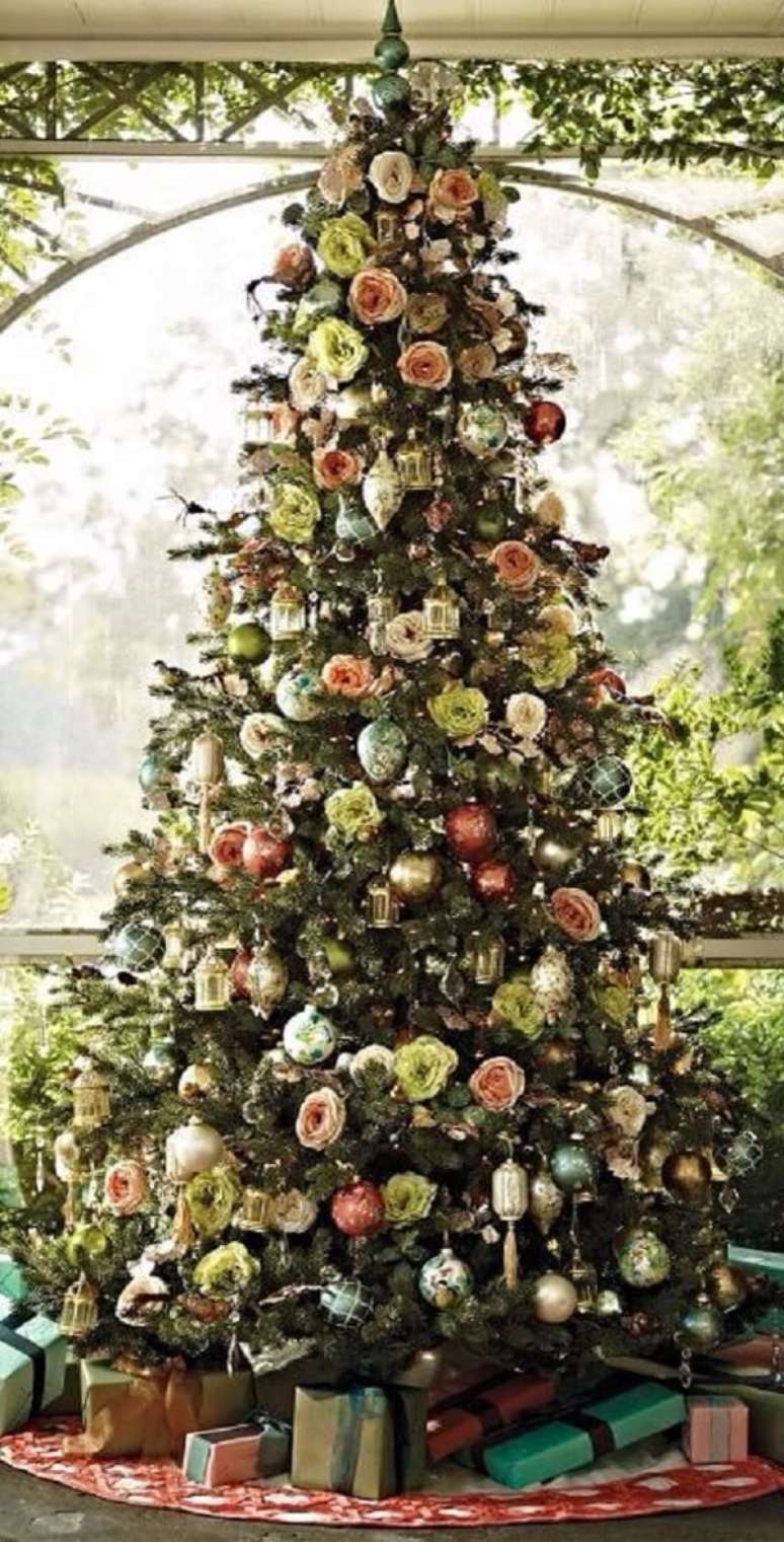 10. Flores para &aacute;rvore de natal grande e cl&aacute;ssica para decorar casa moderna &ndash; Foto QVC