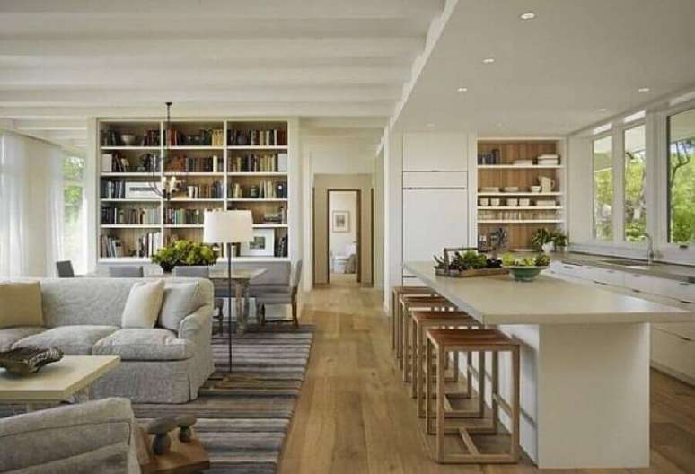 21. Cores neutras e tapete listrado para decoração de cozinha com ilha conjugada com sala de estar – Foto: Home Fashion Trend