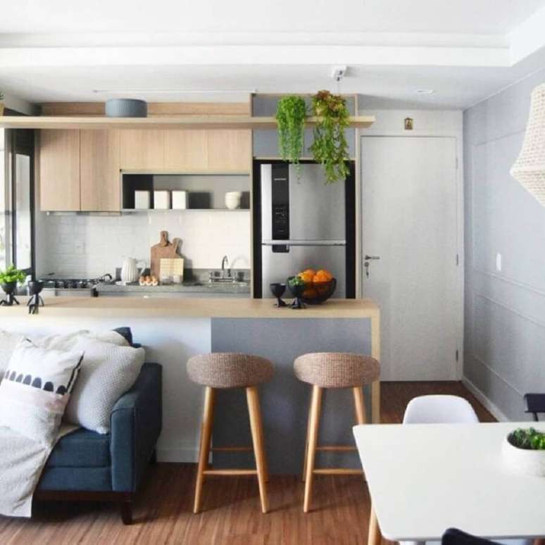 20. Cores claras para decoração de cozinha americana conjugada com sala pequena – Foto: Moana Arquitetura