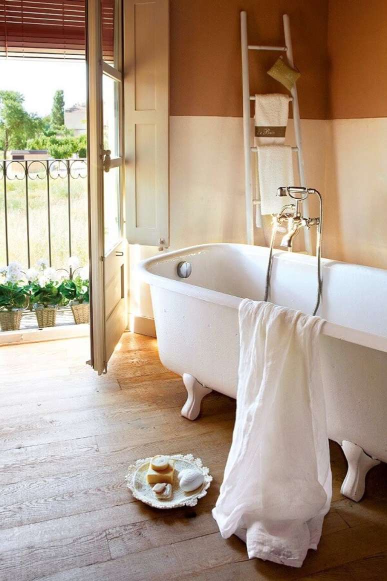 40. Banheira vitoriana branca para banheiro clássico – Foto El Mueble