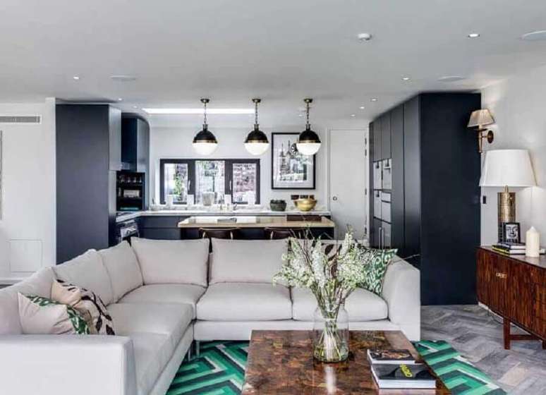 57. Sofá em L para decoração de sala conjugada com cozinha – Foto: Home Fashion Trend