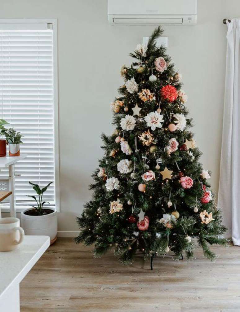Nesse Natal a decoração Rose Gold está super em alta! É delicada, elegante  e alegre, uma…