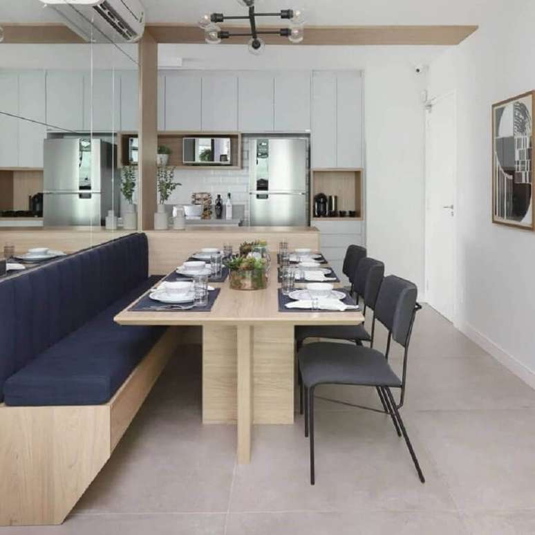 48. Mesa com bancada planejada para decoração de cozinha americana conjugada com sala de jantar – Foto: Mandril Arquitetura