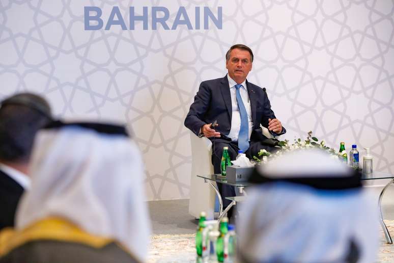 Jair Bolsonaro discursa durante passagem pelo Bahrain