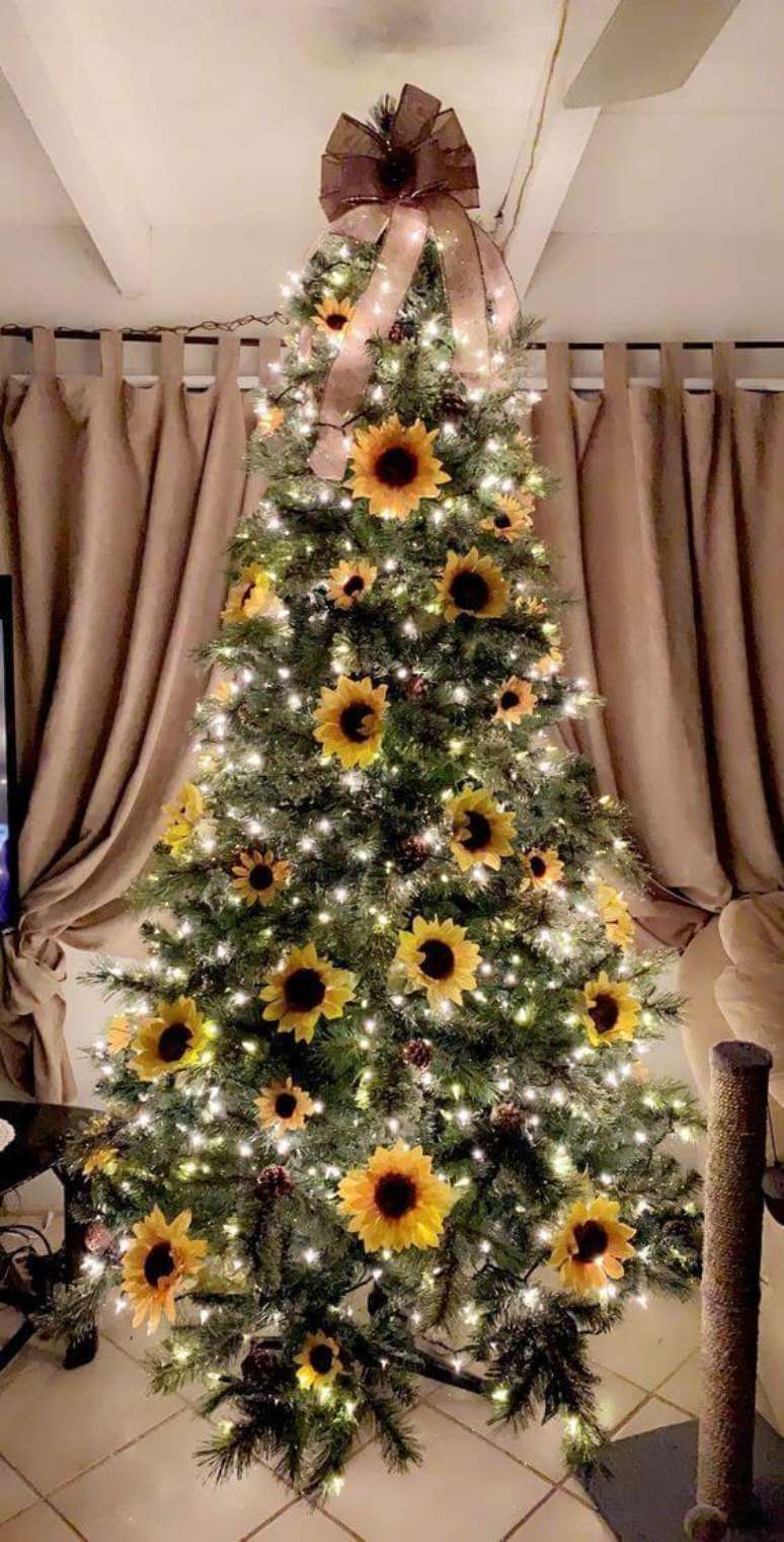 32. &Aacute;rvore decorada com girass&oacute;is e la&ccedil;os para arvore de natal no topo &ndash; Foto Elis Cecilia