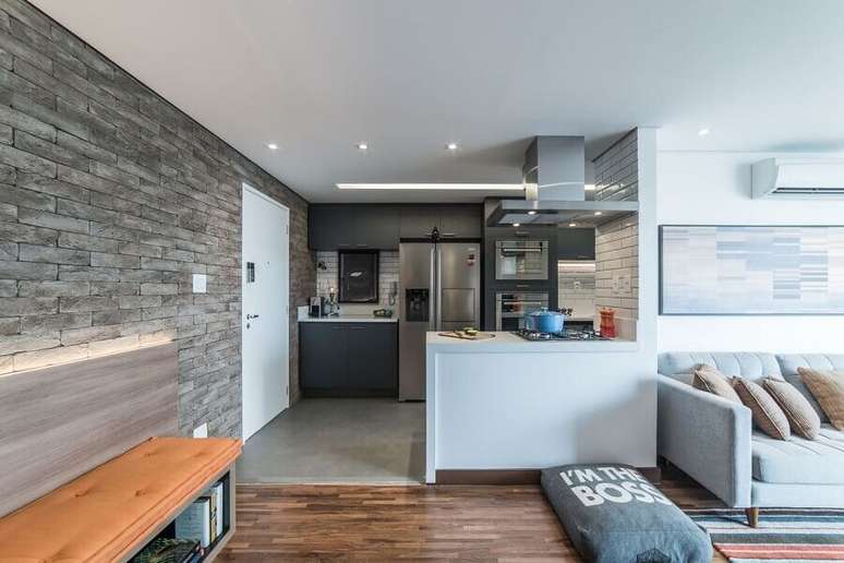 56. Parede tijolinho cinza para apartamento decorado com cozinha conjugada com sala – Foto: Pietro Terlizzi