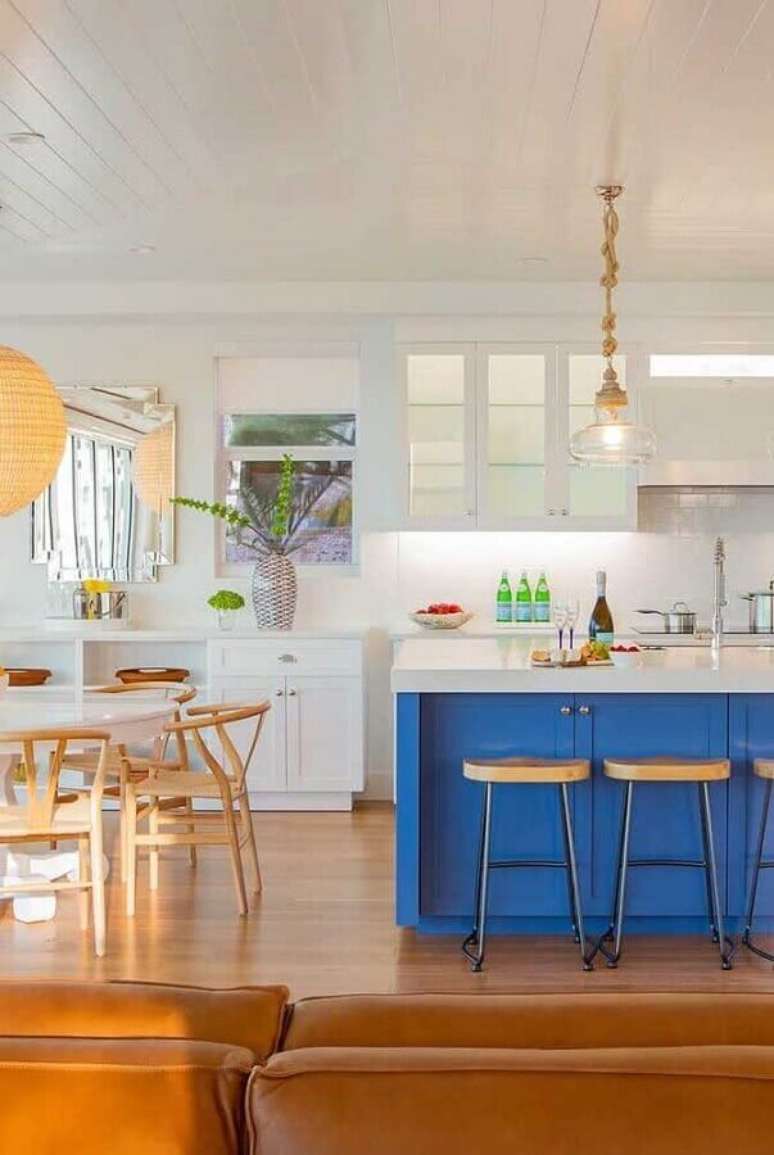 43. Ilha azul para decoração de cozinha conjugada com sala de jantar e estar – Foto: Decor Fácil