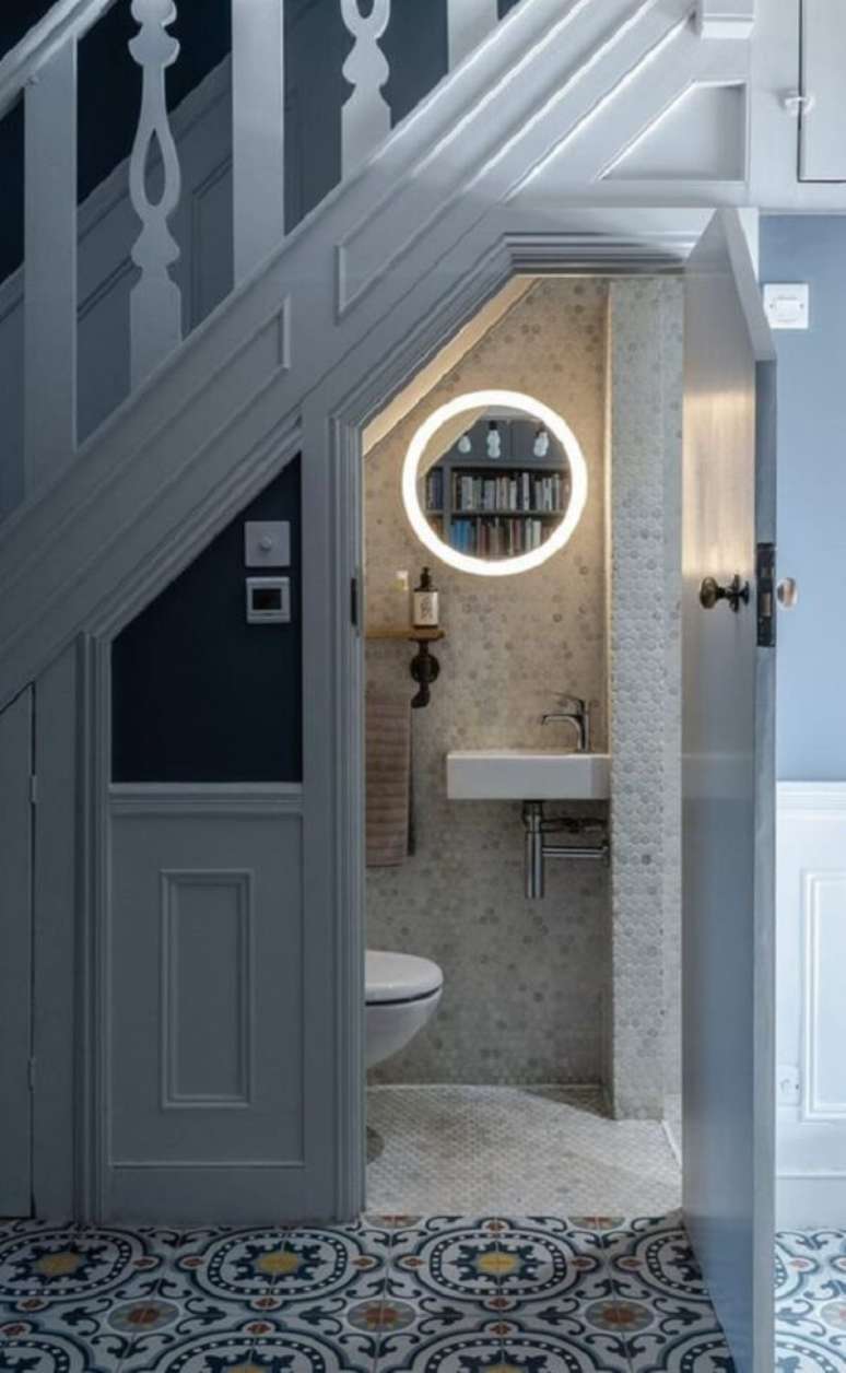 9. O espelho com led traz um toque charmoso para o banheiro pequeno embaixo da escada. Fonte: Nonie Decamila