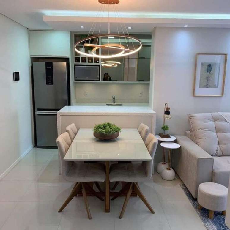 47. Lustre moderno para cozinha conjugada com sala pequena decorada em cores claras – Foto: 2M Interiores