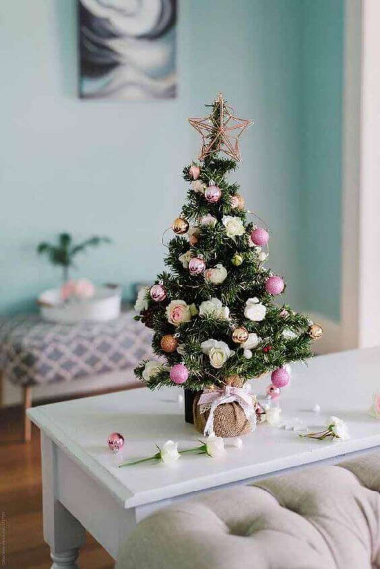 26. Aparador com mini &aacute;rvore de natal cor de rosa &ndash; Foto Decor Facil