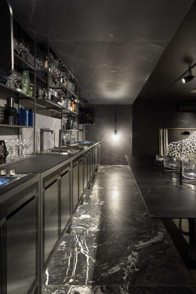9. Cozinha preta com torneira com filtro clean – Projeto Leo Romano Foto Casa de Girafa