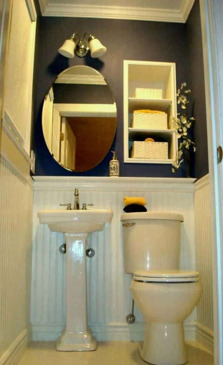 39. O nicho embutido otimiza o espaço do banheiro embaixo da escada. Fonte: Decoratorist