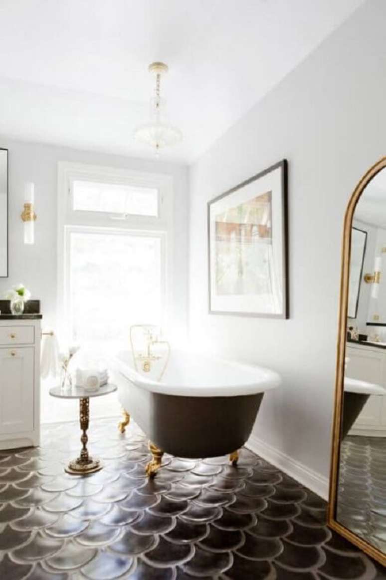 10. Banheira vitoriana preta e dourada para banheiro chique – Foto Blog Lovin