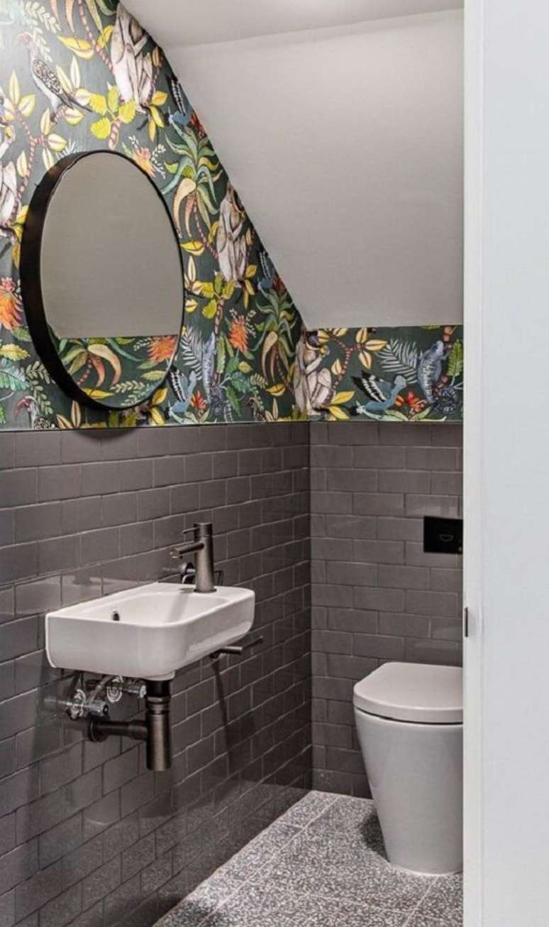 7. Banheiro embaixo da escada com revestimento pintado e papel de parede florido. Fonte: Dwell