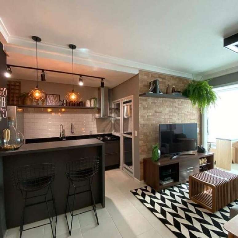 60. Tapete preto e branco para decoração de cozinha conjugada com sala pequena – Foto: 2M Interiores