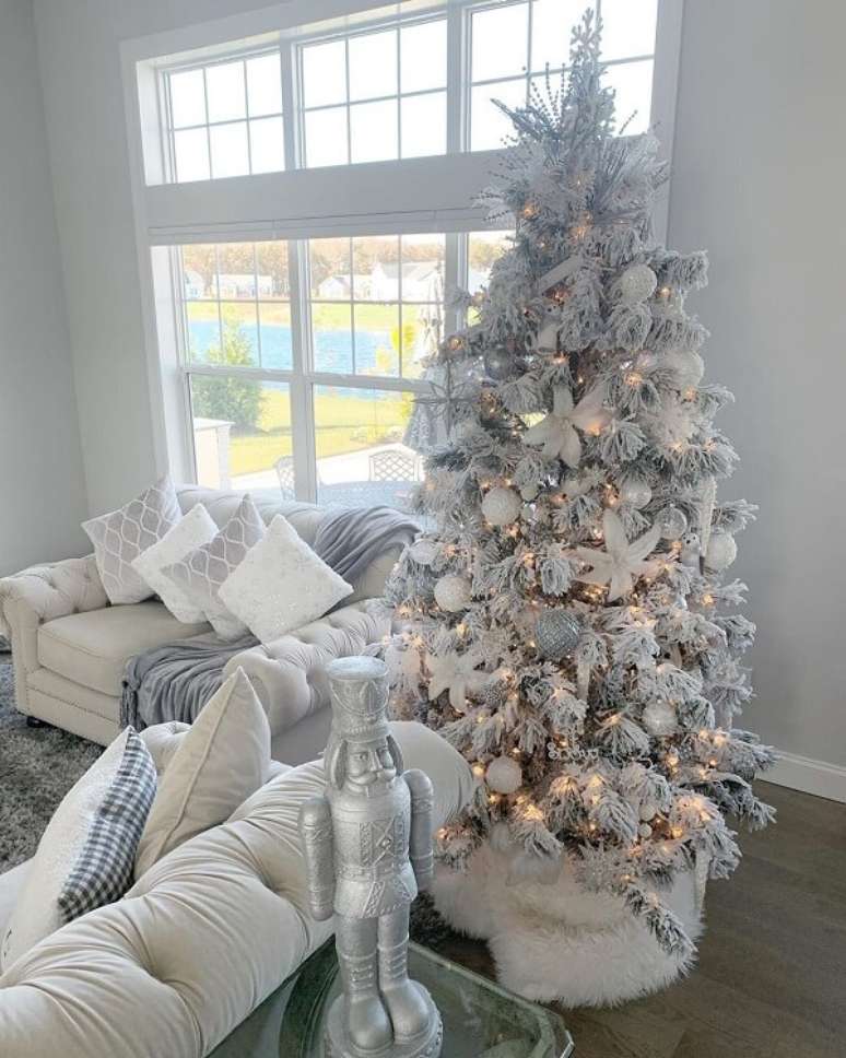 34. Decora&ccedil;&atilde;o branca com flores para &aacute;rvore de natal chique &ndash; Foto Patti Hobin