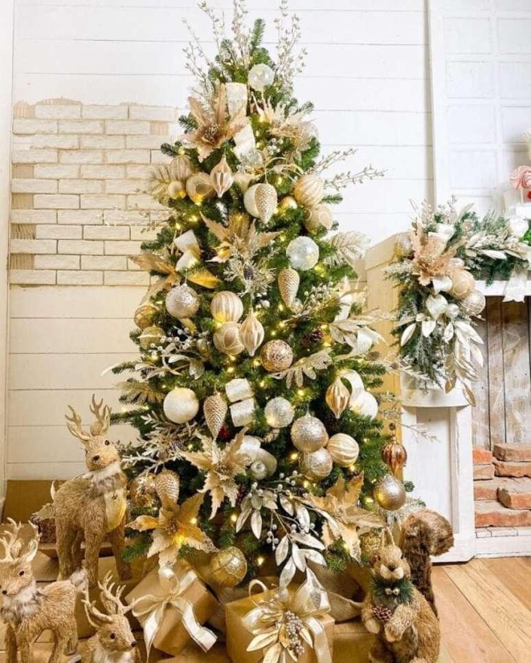 56. Flores para &aacute;rvore de natal dourada com enfeites no ch&atilde;o tem&aacute;ticos &ndash; Foto Emporio das Flores