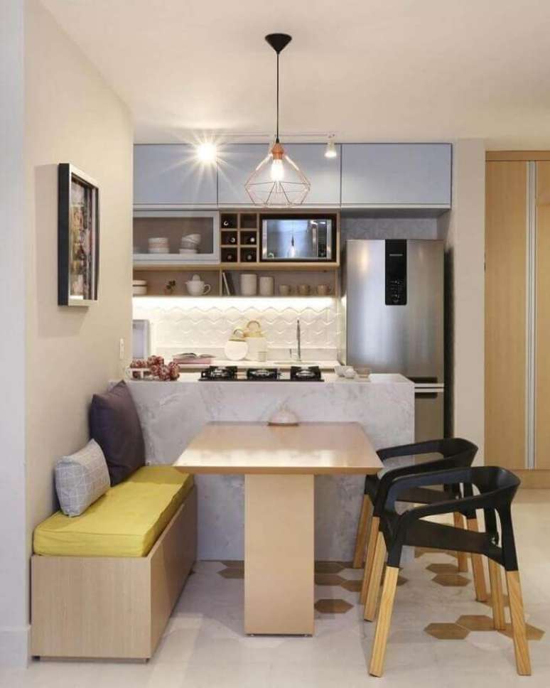 15. Cadeira moderna para decoração de cozinha conjugada com sala de jantar pequena – Foto: Bianchi & Lima