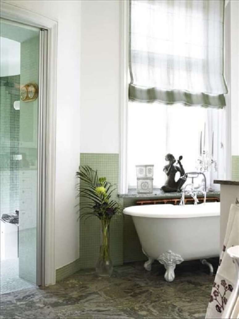 26. Banheiro verde com banheira vitoriana branca – Foto Skpnahem