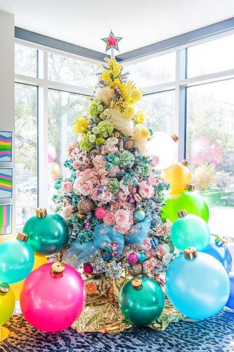 35. Decora&ccedil;&atilde;o colorida feita com flores para &aacute;rvore de natal &ndash; Foto Treetopia Blog