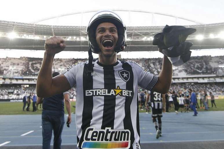 Marco Antônio, do Botafogo, com um capacete (Foto: Vítor Silva/Botafogo)