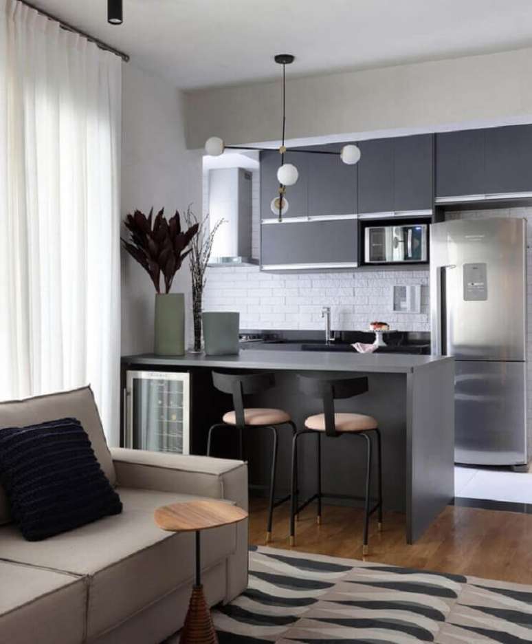 26. Cozinha conjugada com sala pequena moderna decorada em tons de cinza – Foto: Jeito de Casa