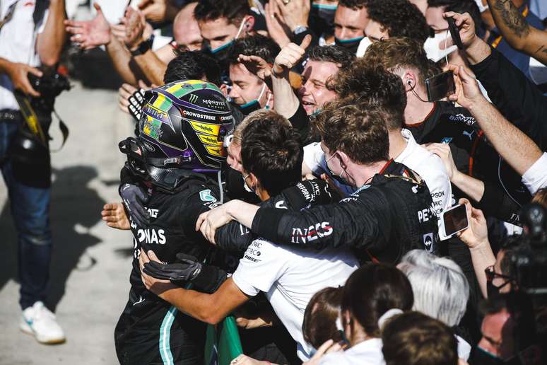 Lewis Hamilton fez festa com a Mercedes após dramático fim de semana 