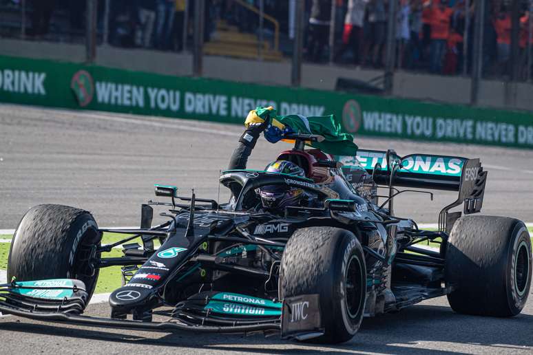 Lewis Hamilton com a bandeira do Brasil depois da grande vitória no Brasil