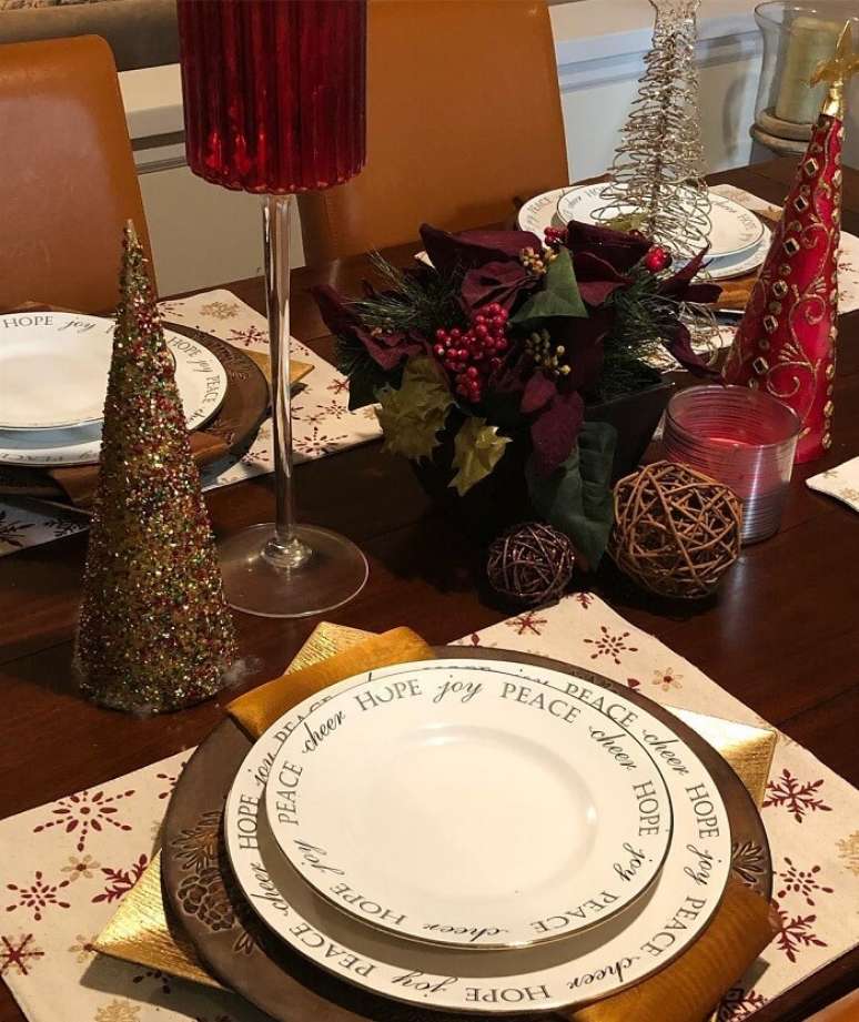 30. Modelo de sousplat de natal dourado para decora&ccedil;&atilde;o luxuosa. Fonte: Frugal Homes