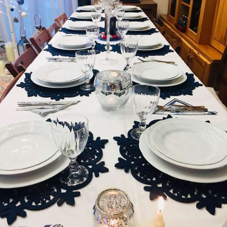 38. O sousplat de natal azul se destaca sobre a toalha de mesa branca. Fonte: Chiara Barchi
