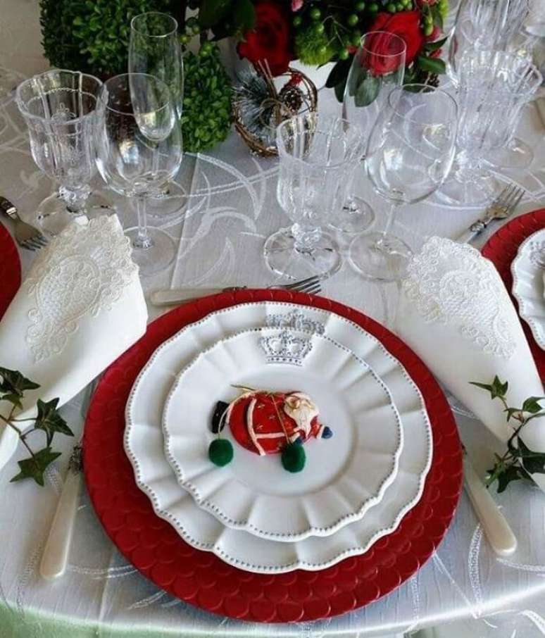 69. Sousplat de natal vermelho e lou&ccedil;a com papai noel se destacam na mesa. Fonte: A Mesa Que Fiz