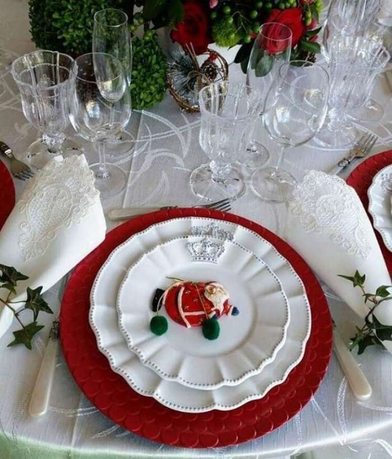 69. Sousplat de natal vermelho e louça com papai noel se destacam na mesa. Fonte: A Mesa Que Fiz