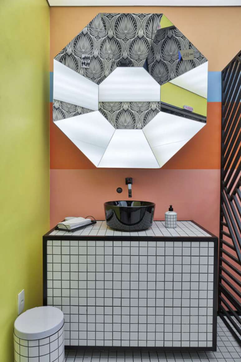 22. Banheiro moderno com cuba redonda preta e espelho – Foto Lisandro Pilono