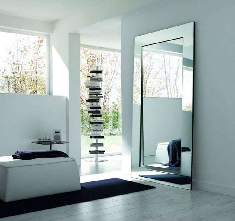 16. Decora&ccedil;&atilde;o clean para quarto com espelho de corpo inteiro com moldura bisot&ecirc; &ndash; Foto: Casas Bahia