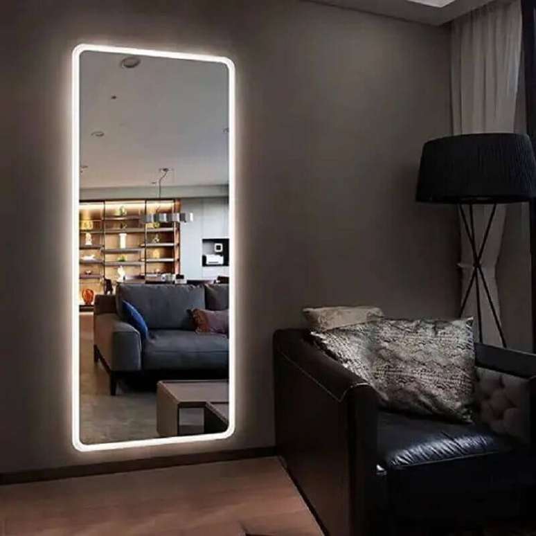 36. Espelho de corpo inteiro com LED para decoração de sala cinza estilo industrial – Foto: Decor Fácil