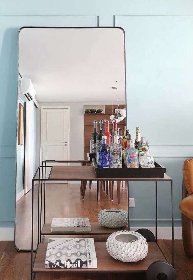 62. Sala decorada com carrinho bar e espelho de chão corpo inteiro – Foto: Architecture Art Designs