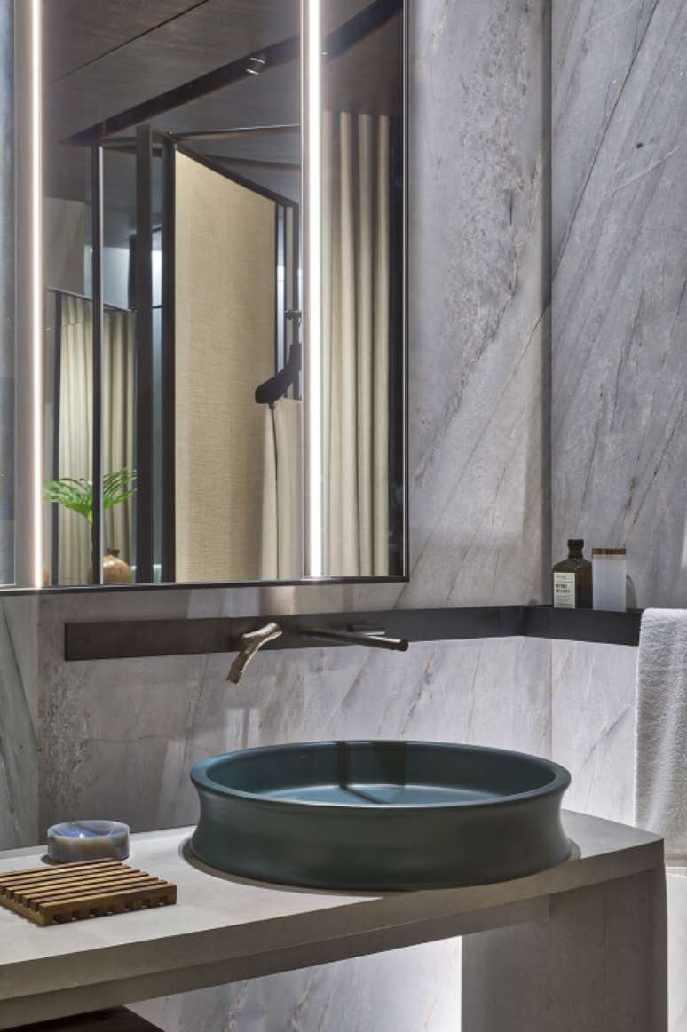 1. Banheiro com cuba redonda cinza e torneira de parede – Foto Osvaldo Tenório