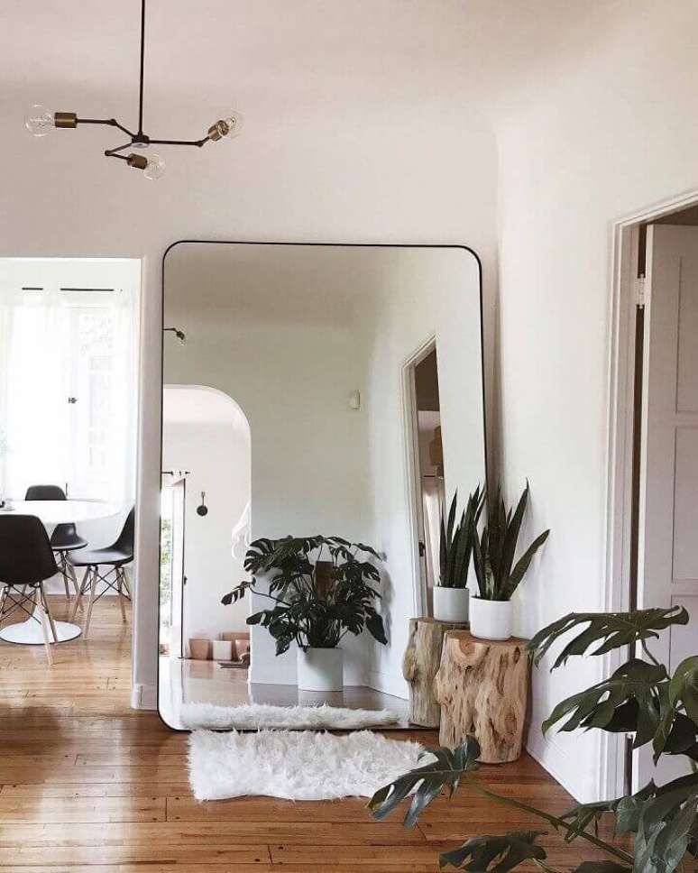 21. Decoração de casa clean com espelho de corpo inteiro de chão – Foto: Lindsey Louie